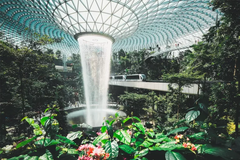 Plants Meet Skyscrapers: Singapore’s Iconic Architectural Wonders