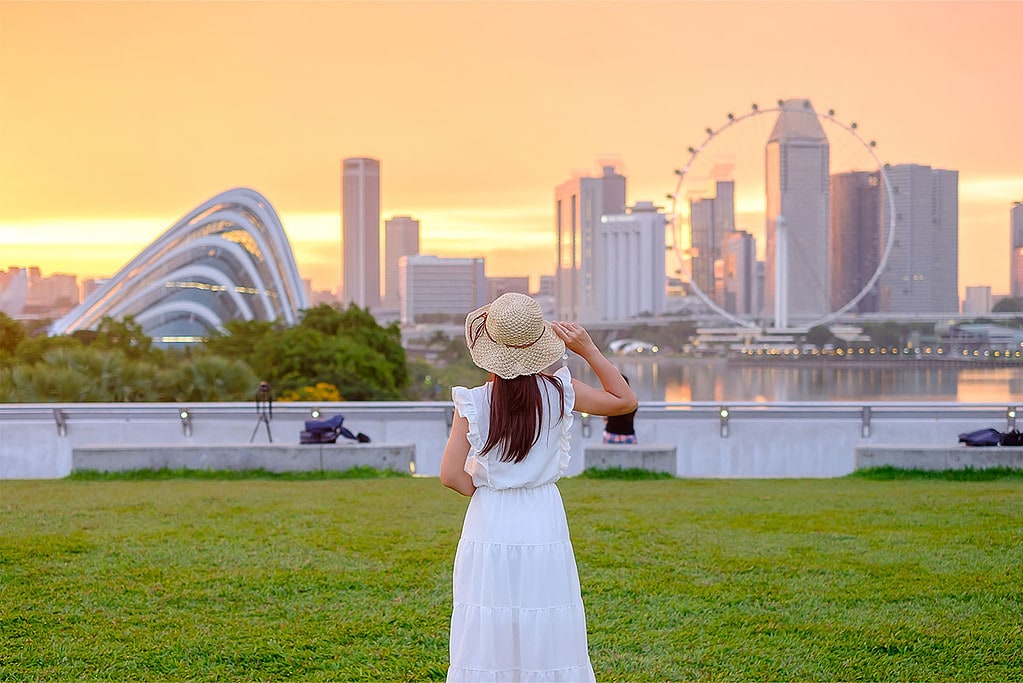Young Woman Traveling Hat Sunset Singapore Popular Landmark Tourist Attractions
