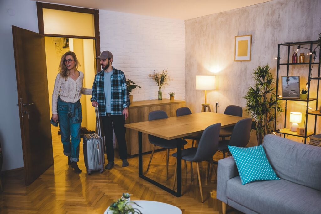 Why Is Singapore So Strict? 24 Rules To Know Before Visiting 15 Young Traveling Couple Arriving Hotel Room