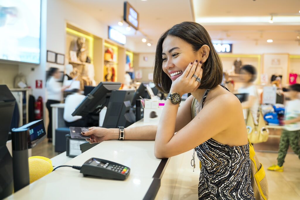Singapore Payment Methods: Cash Vs. Card &Amp;Amp; Cashless Guide 8 Asian Woman Credit Card Payment Shop